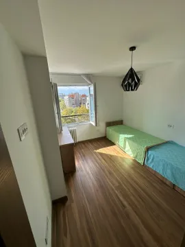 Spavaća soba sa dva kreveta i pogledom na grad. - image 10