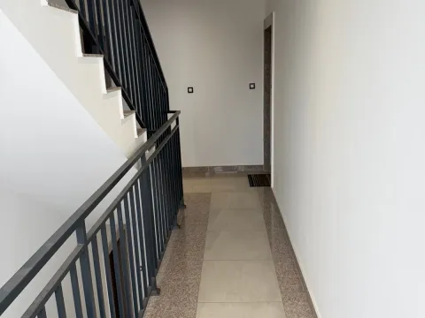 Izdavanje, dvosoban stan, 70m², Tološi, Podgorica - image 11