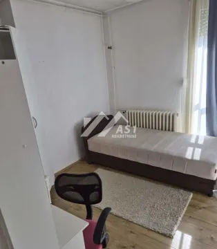 Manja spavaća soba sa krevetom i radnim stolom. - image 6