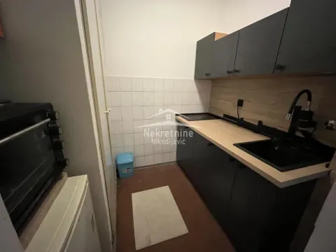 Manja kuhinja sa tamnim elementima i sudoperom. - image 8