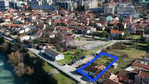 Pogled iz vazduha na lokaciju nekretnine u naselju sa okolinom. - image 3