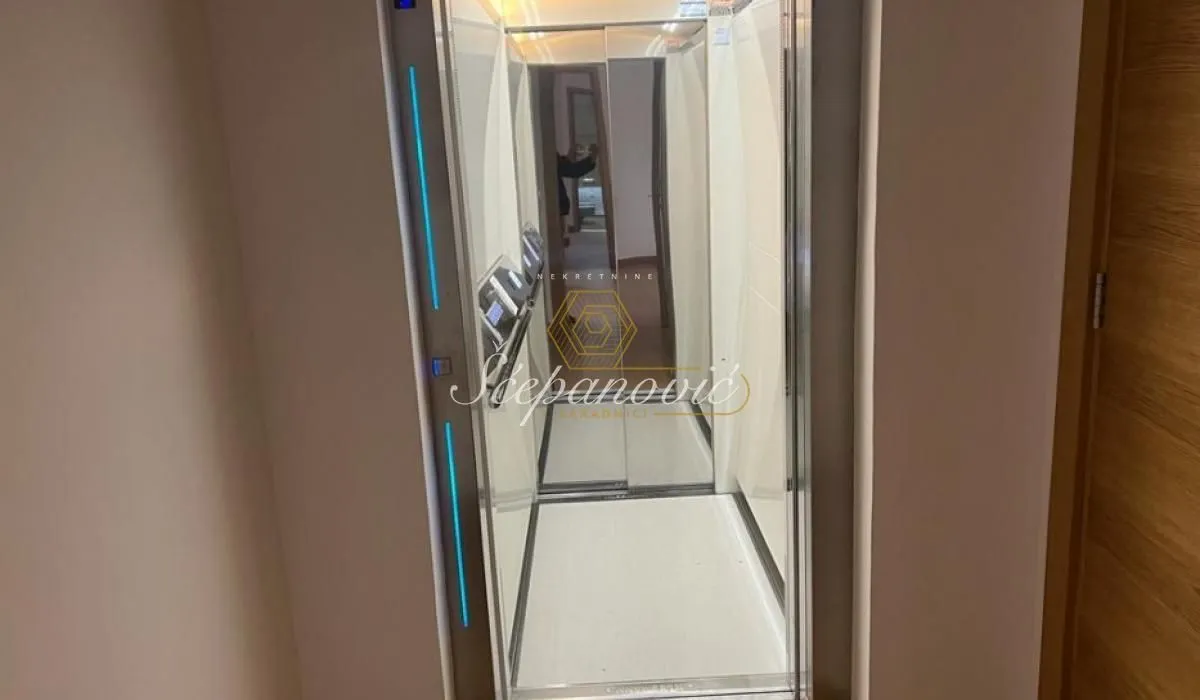 Prodaja, četvorosoban stan, 240m², Adamovićevo Naselje, Novi Sad Sve Podlokacije