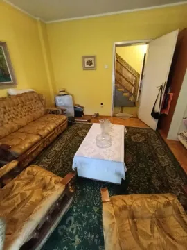 Dnevna soba sa garniturom za sedenje, tepihom i stočićem. - image 17