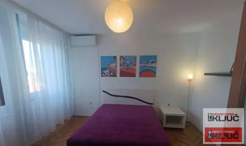 Nameštena spavaća soba sa bračnim krevetom i prozorom. - image 5