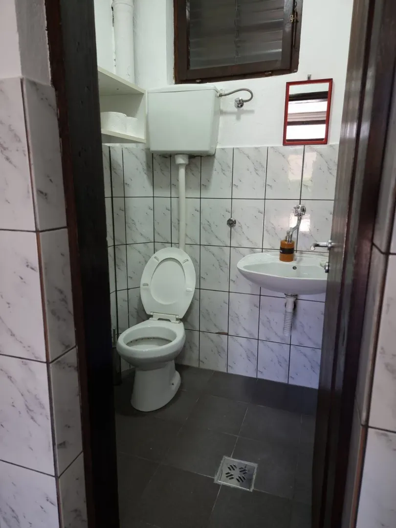 Small bathroom with a toilet and a washbasin.