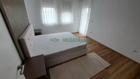 Spavaća soba sa bračnim krevetom, noćnim stočićima i parketom na podu. - image 15