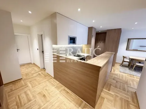 Moderna kuhinja sa šankom i trpezarijom u sklopu stana. - image 2