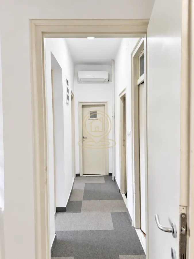 Izdavanje, četvorosoban stan, 120m², Centar, Novi Sad