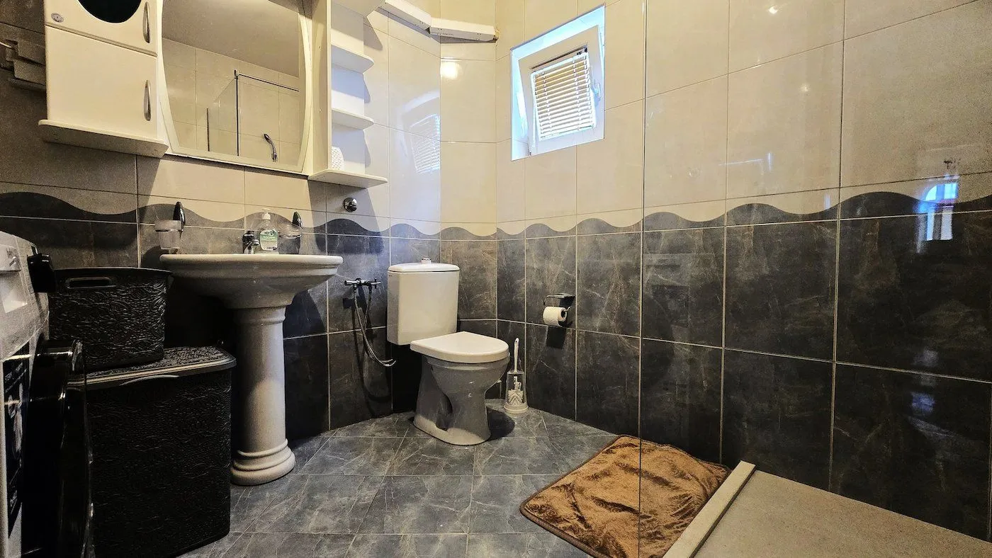 Izdavanje, kuća, 180m², Tološi, Podgorica
