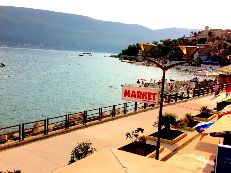 Pogled sa terase na šetalište i more.