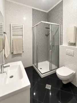 Moderne kupatilo sa tuš-kabinom, umivaonikom i toaletom. - image 4