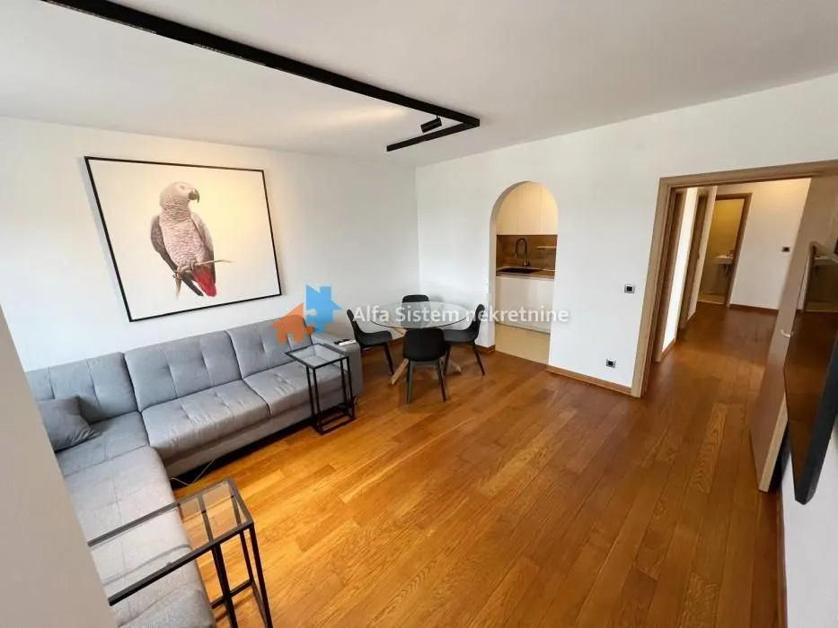 Izdavanje, četvorosoban stan, 80m², Savski Venac, Beograd