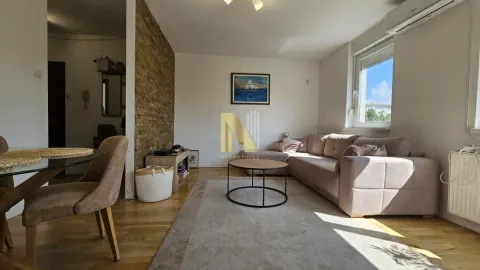 Dnevna soba sa ugaonom garniturom, stočićem i trpezarijskim delom. - image 3