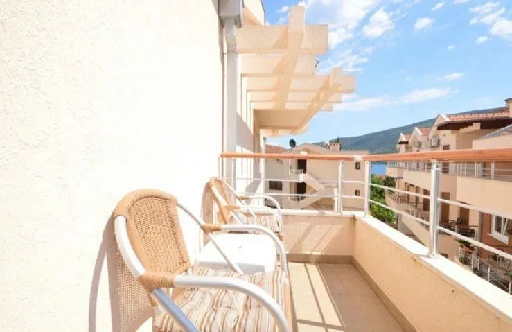 Namješten balkon sa garniturom za sjedenje i pogledom na okolinu.