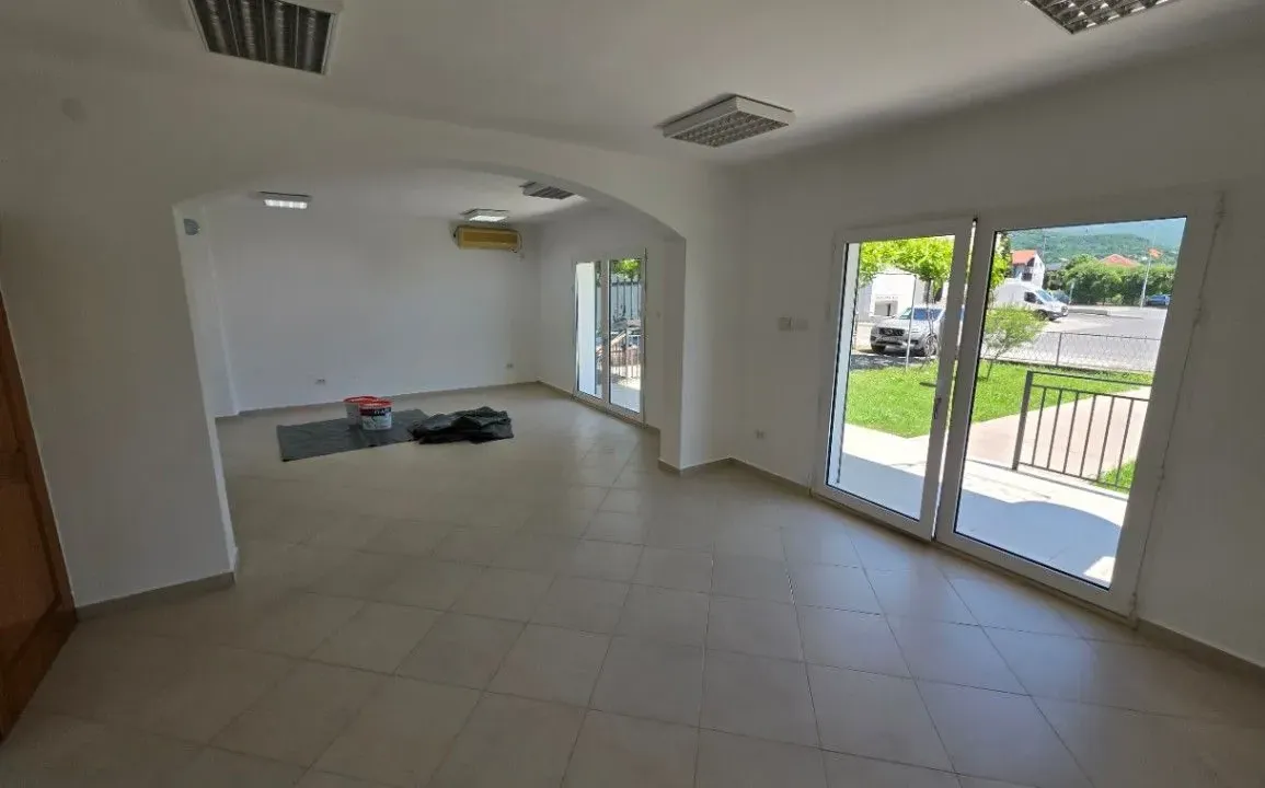 Izdavanje, poslovni prostor, 90m², Zlatica, Podgorica