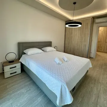 Moderna spavaća soba sa bračnim krevetom, plakarom i ugradnom rasvjetom. - image 4