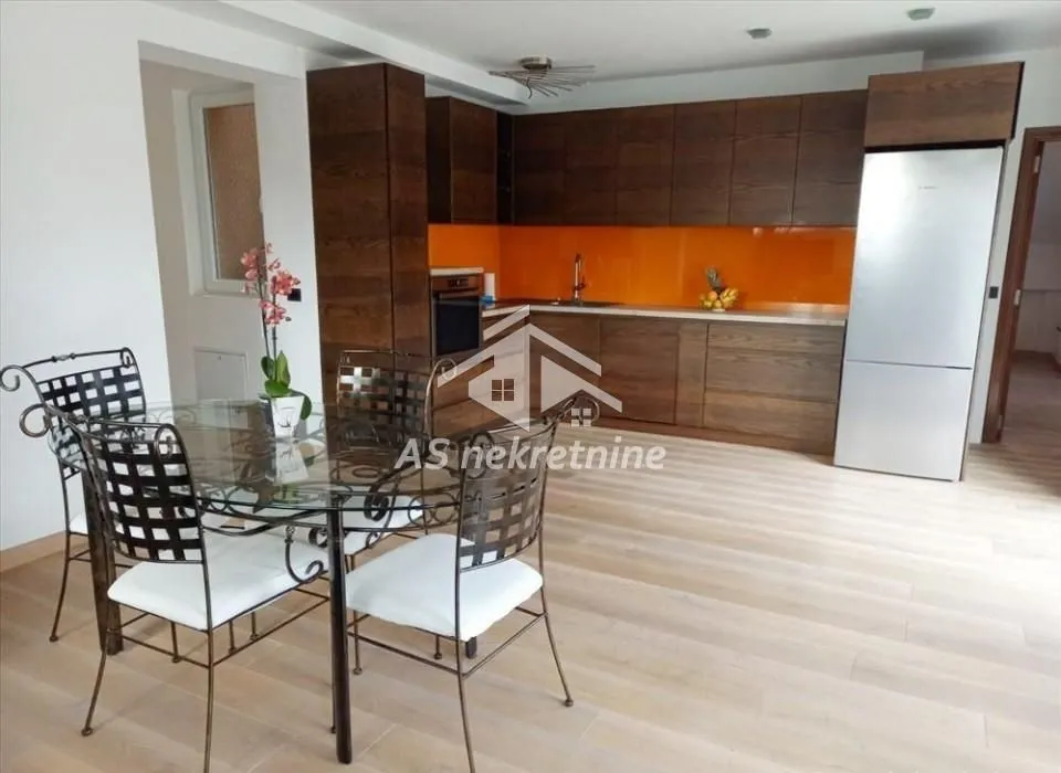 Izdavanje, četvorosoban stan, 120m², Senjak, Beograd