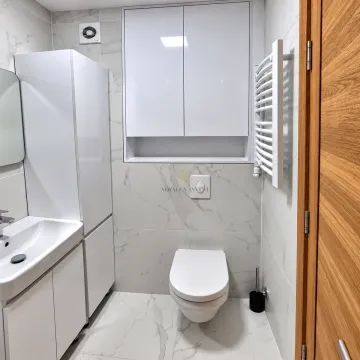 Moderno opremljeno kupatilo sa bijelim sanitarijama i mermernim pločicama. - image 9