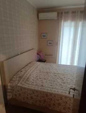 Namještena spavaća soba sa bračnim krevetom i klima uređajem. - image 10