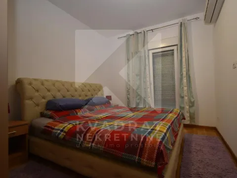Spavaća soba sa bračnim krevetom i prozorom sa zavesama. - image 10