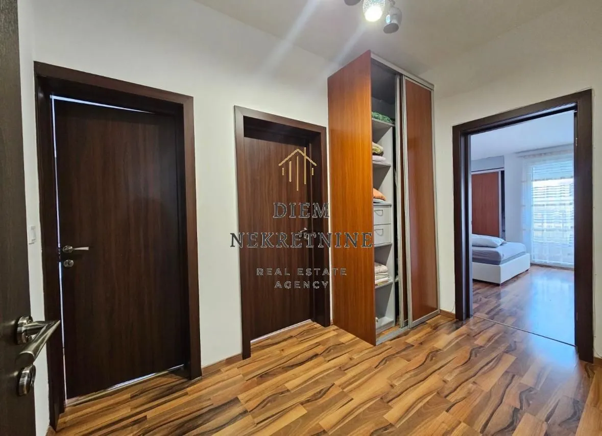 Izdavanje, trosoban stan, 120m², Centar, Bar
