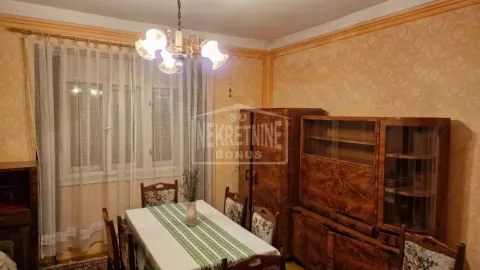 Trpezarija sa drvenim stolom, stolicama i komodom u retro stilu. - image 3