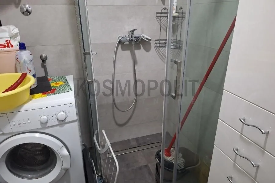 Kupatilo sa tuš kabinom i veš mašinom.