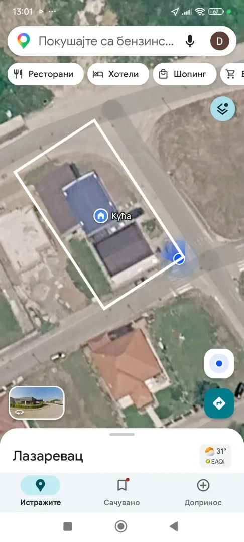 Satelitski snimak mape sa ucrtanom granicom parcele i objektom.