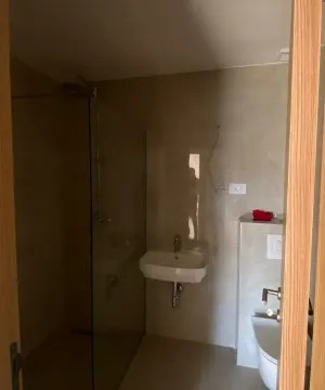 Moderne opremljeno kupatilo sa tuš kabinom. - image 8
