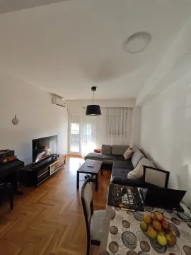 Dnevna soba sa ugaonom garniturom, televizorom i trpezarijskim stolom. - image 3