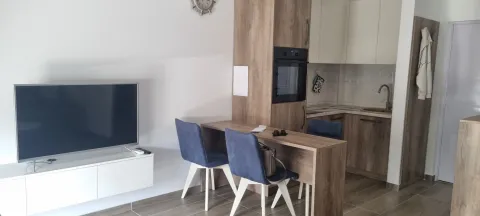 Dnevni boravak sa televizorom i trpezarijskim stolom u nastavku kuhinje. - image 13