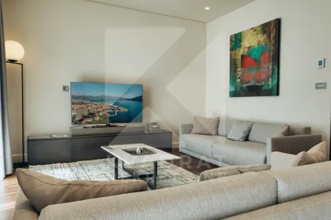 Moderna dnevna soba sa garniturom, TV-om i umjetničkom slikom na zidu. - image 3
