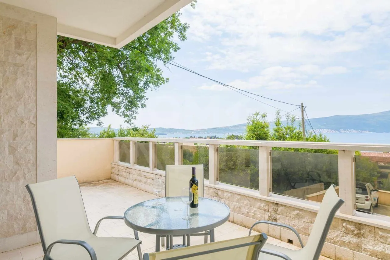 Rent, studio apartment, 52m², Tivat, Crna Gora