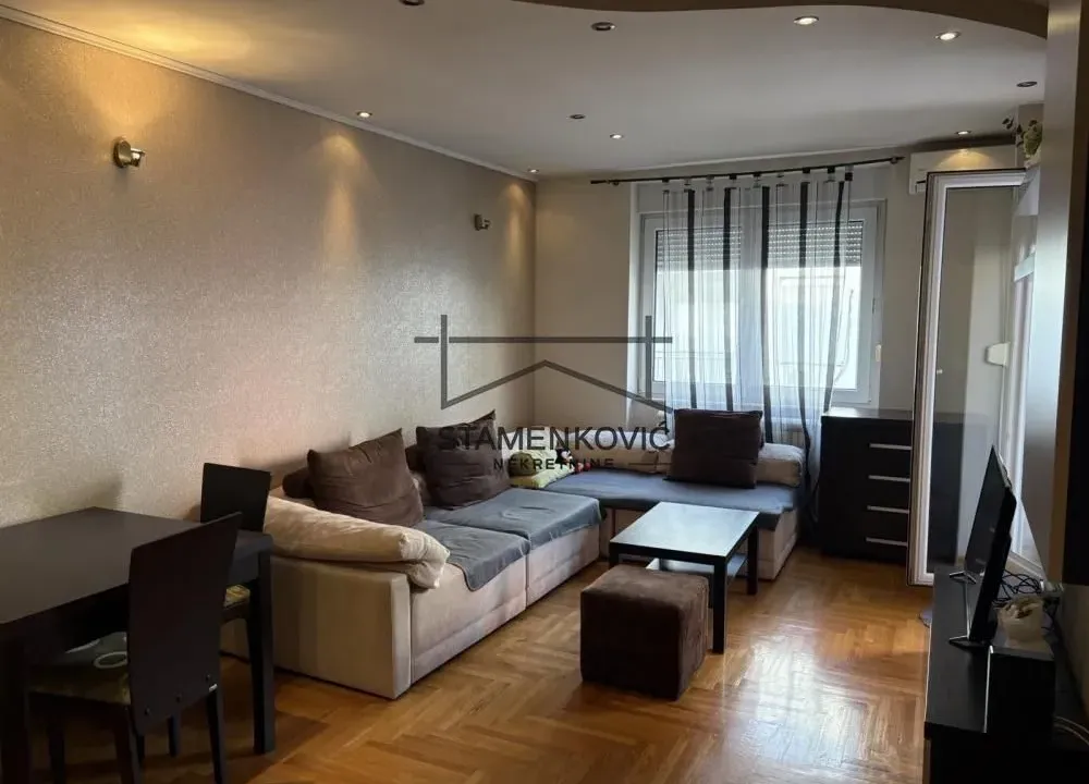 Izdavanje, dvosoban stan, 49m², Centar, Novi Sad