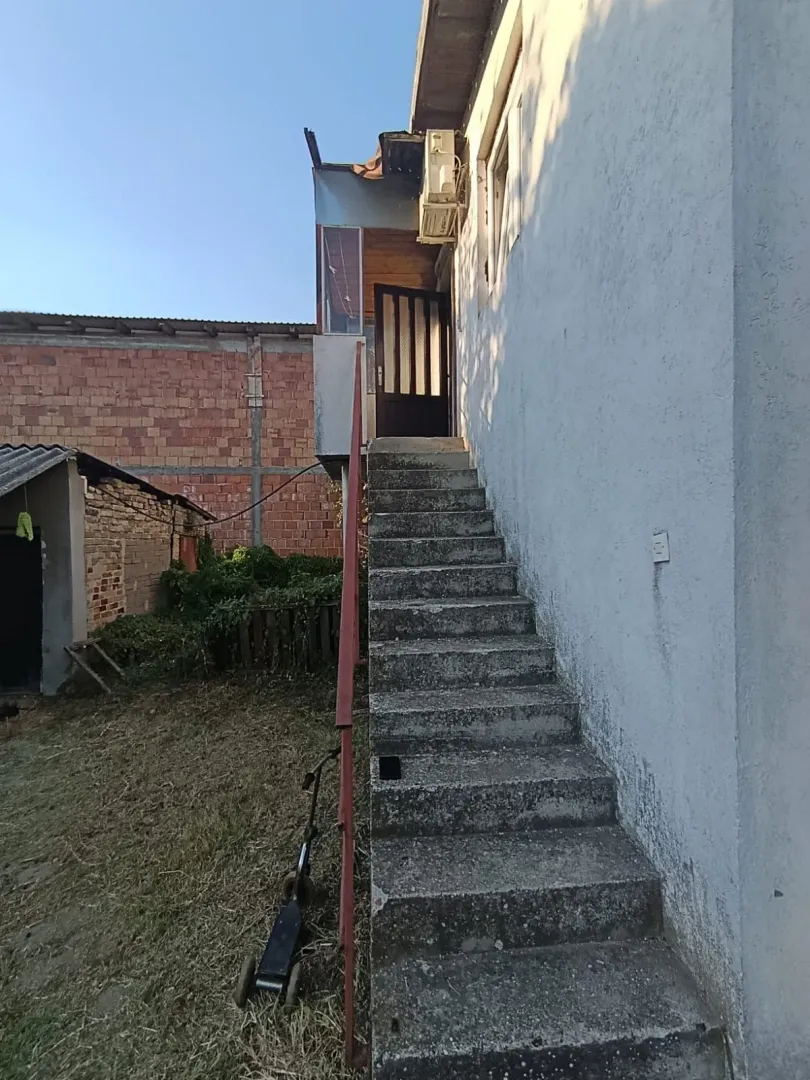 Spoljni pogled na stepenište koje vodi do ulaza u kuću.
