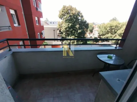 Manji natkriveni balkon sa stolom i pogledom na okolne zgrade i zelenilo. - image 14