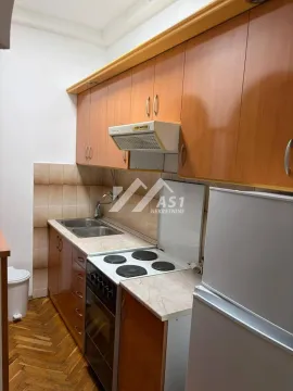 Manja kuhinja sa drvenim elementima i šporetom. - image 4