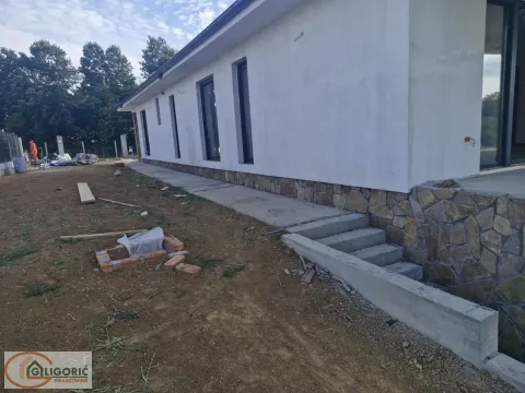 Pogled na spoljašnjost kuće sa dvorištem u fazi uređenja. - image 17