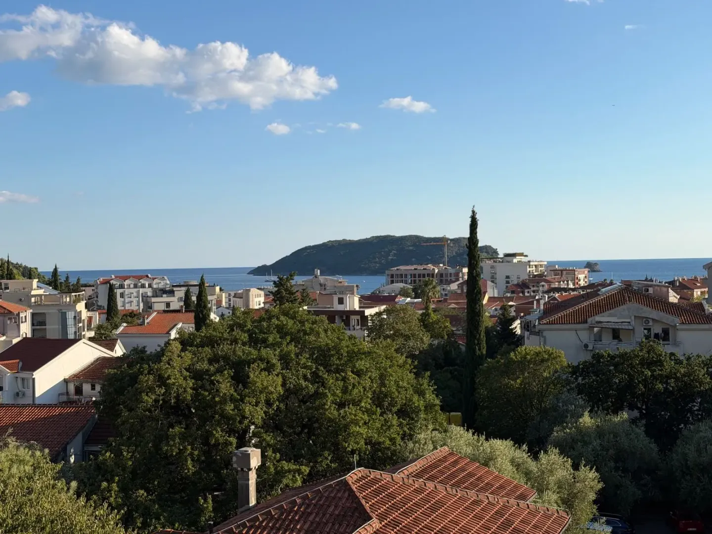 Pogled na grad i more sa terase nekretnine.