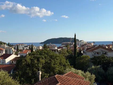 Pogled na grad i more sa terase nekretnine. - image 6