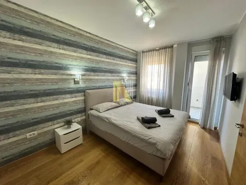 Moderno opremljena spavaća soba sa bračnim krevetom i drvenim podom. - image 6