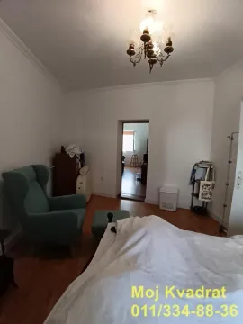 Pogled na spavaću sobu sa krevetom, foteljom i prolazom u drugu prostoriju. - image 6