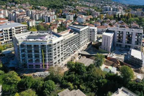 Pogled iz vazduha na stambeni objekat u izgradnji okružen gradskim naseljem. - image 3