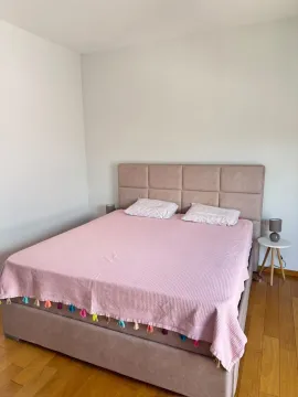 Spavaća soba sa bračnim krevetom i noćnim stočićima. - image 7