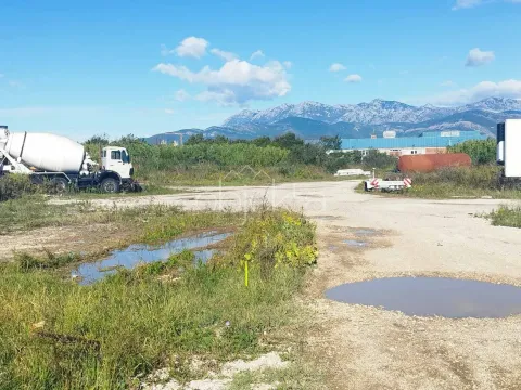 Pogled na plac sa parkiranim kamionom i planinama u pozadini. - image 5