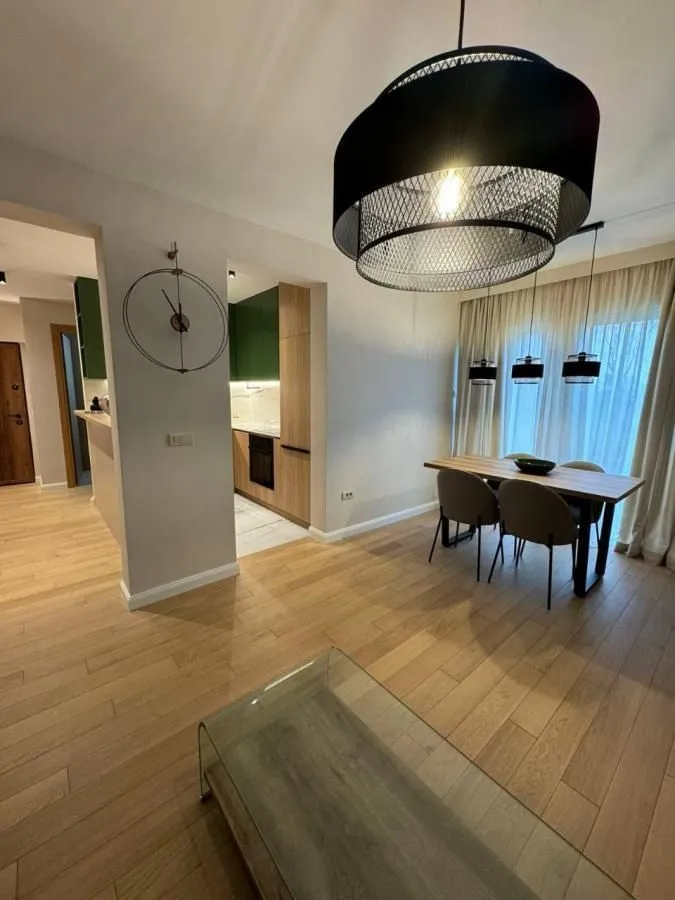 Izdavanje, dvosoban stan, 80m², Tivat, Crna Gora