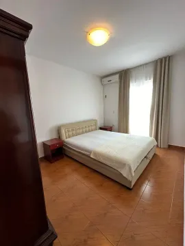 Namještena spavaća soba sa bračnim krevetom, noćnim stočićem i garderoberom. - image 5