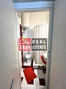 Pogled iz hodnika na kupatilo sa tuš kabinom i wc šoljom. - image 14