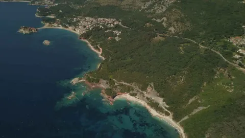 Pogled iz vazduha na obalu mora i šumoviti pejzaž. - image 4