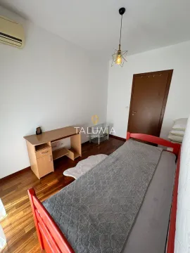 Spavaća soba sa krevetom, radnim stolom i klima uređajem. - image 7